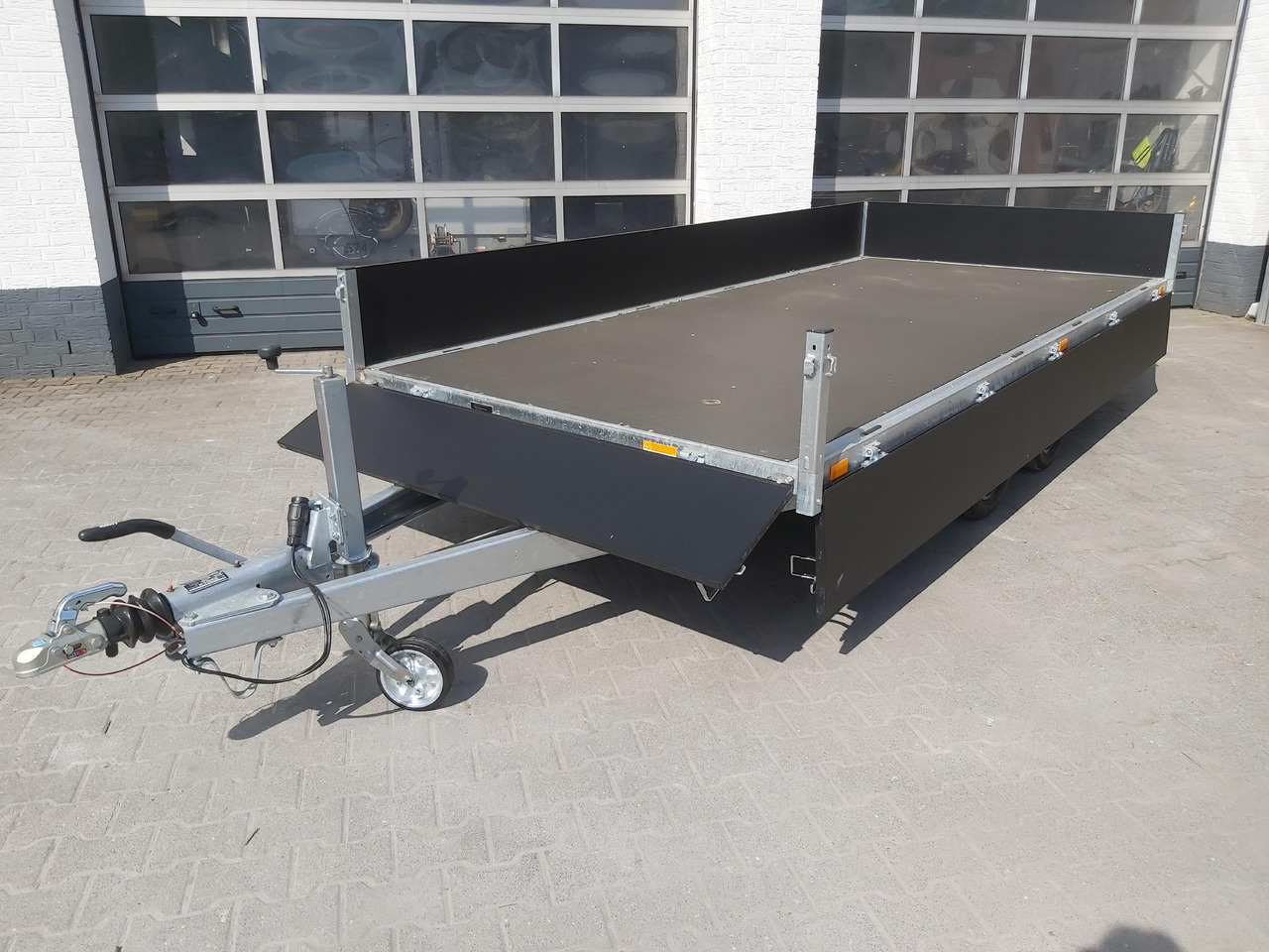 Saris PL406 184 2700 2 406x184x35cm black Edition LED Beleuchtung 13" (XL) 2700kg - Remorque plateau: photos 3 Saris PL406 184 2700 2 406x184x35cm black Edition LED Beleuchtung 13" (XL) 2700kg - Remorque plateau: photos 3