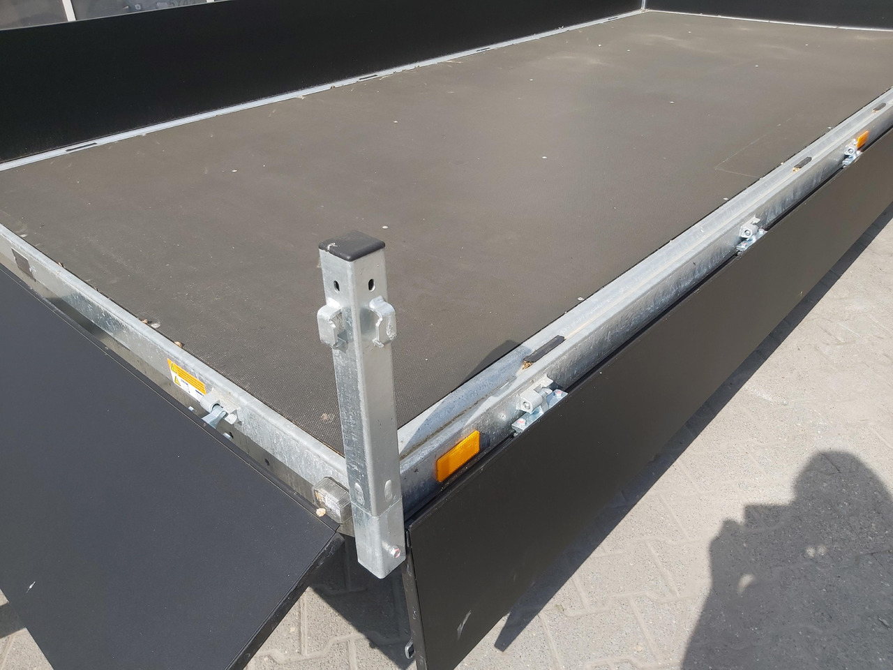 Saris PL406 184 2700 2 406x184x35cm black Edition LED Beleuchtung 13" (XL) 2700kg - Remorque plateau: photos 4 Saris PL406 184 2700 2 406x184x35cm black Edition LED Beleuchtung 13" (XL) 2700kg - Remorque plateau: photos 4