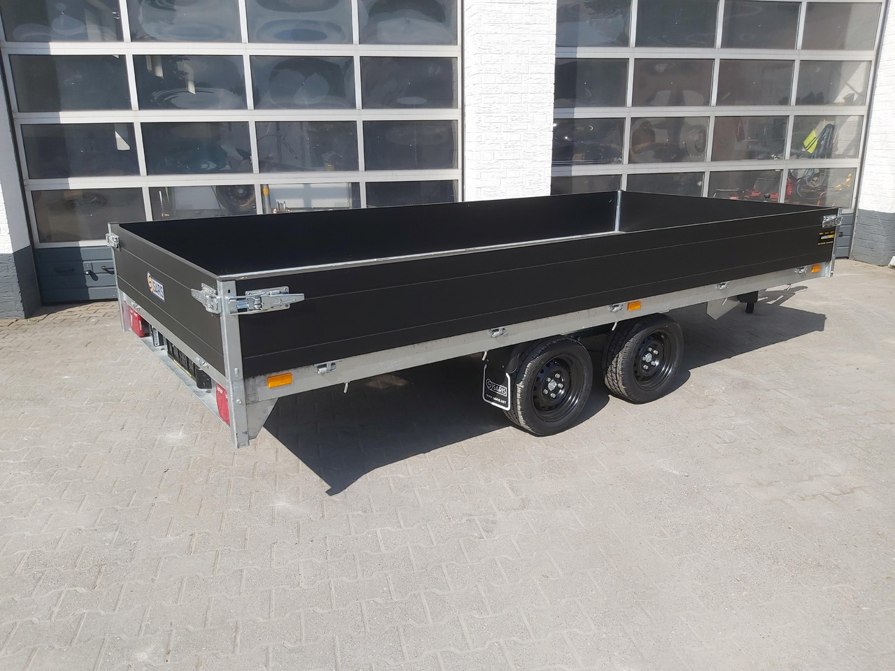 Saris PL406 184 2700 2 406x184x35cm black Edition LED Beleuchtung 13" (XL) 2700kg - Remorque plateau: photos 5 Saris PL406 184 2700 2 406x184x35cm black Edition LED Beleuchtung 13" (XL) 2700kg - Remorque plateau: photos 5