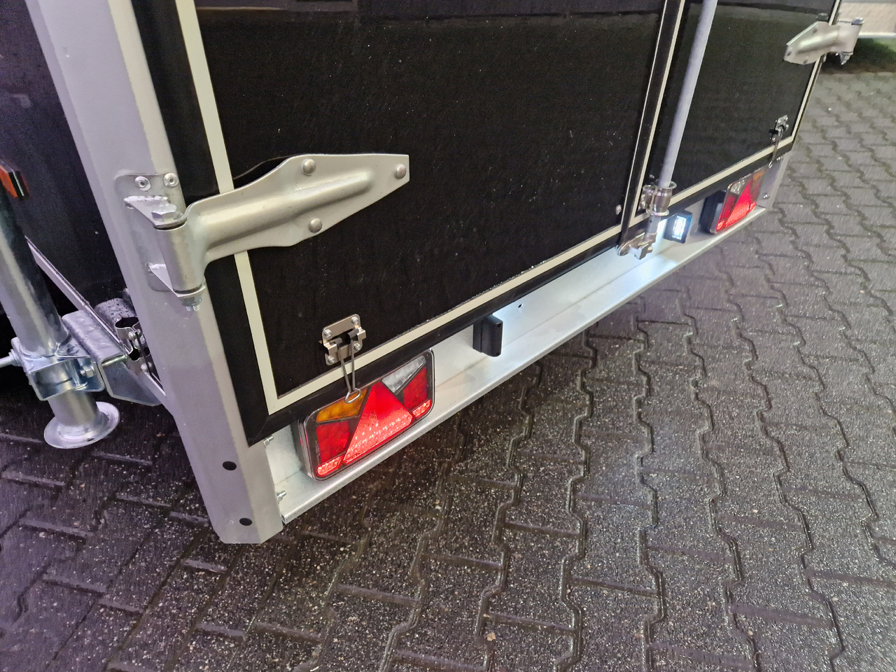 Variant 2005 C3 Edition black 302x168x188cm Alufelgen dark 100km/H 2000kg Modell 2024 - Remorque fourgon: photos 2 Variant 2005 C3 Edition black 302x168x188cm Alufelgen dark 100km/H 2000kg Modell 2024 - Remorque fourgon: photos 2