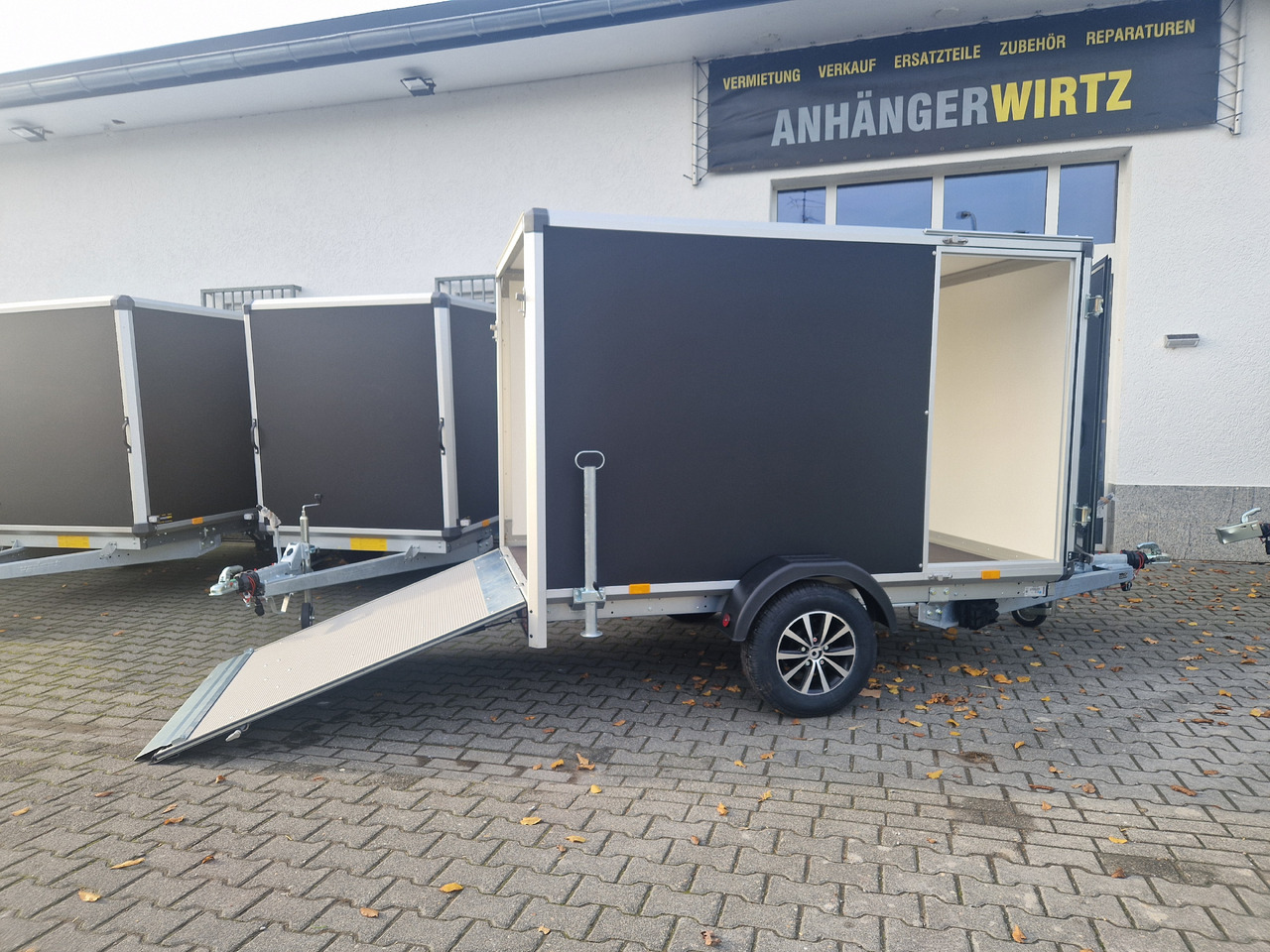 Variant C1315 C2 Edition black 258x148x157cm Aluf. Heckrampe Seitentür 1350kg 100 km/H black deal - Remorque pour moto: photos 1 Variant C1315 C2 Edition black 258x148x157cm Aluf. Heckrampe Seitentür 1350kg 100 km/H black deal - Remorque pour moto: photos 1
