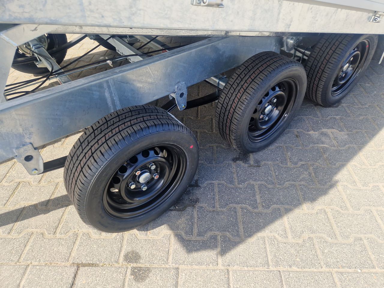 Variant Maschinentransporter 3543 UX Maxi Load LED Tridem Parabelfederung 3500kg - Remorque benne: photos 2 Variant Maschinentransporter 3543 UX Maxi Load LED Tridem Parabelfederung 3500kg - Remorque benne: photos 2