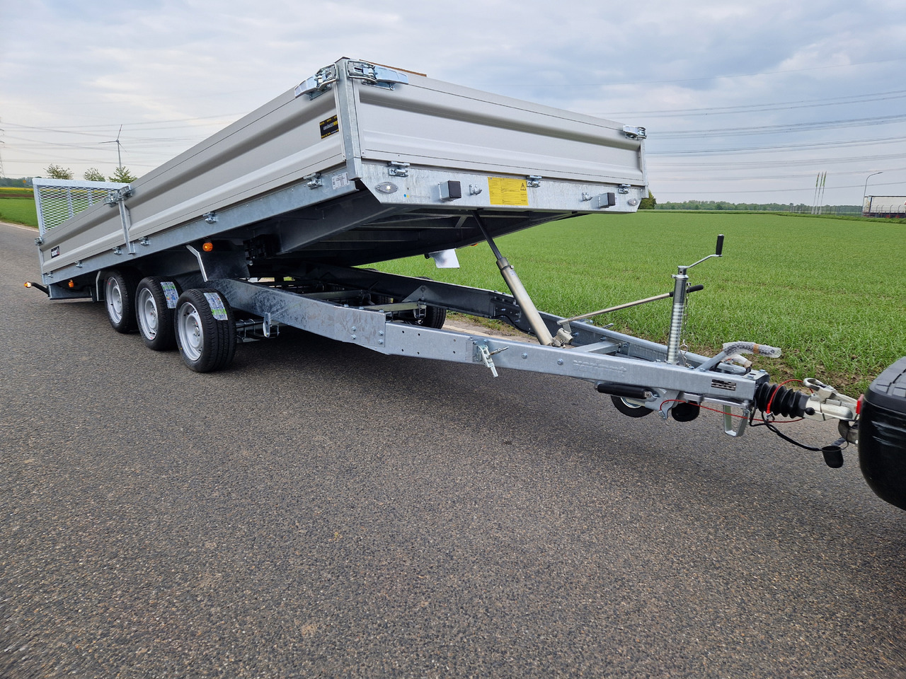 Variant Maschinentransporter 3553 UX Maxi Load LED Tridem Parabelfeder 3500kg Modell 2024 - Remorque benne: photos 1 Variant Maschinentransporter 3553 UX Maxi Load LED Tridem Parabelfeder 3500kg Modell 2024 - Remorque benne: photos 1
