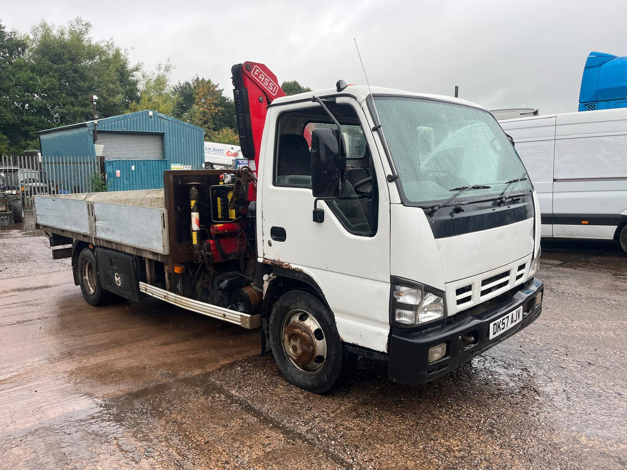 Isuzu NQR 70 - Camion plateau, Camion grue: photos 2 Isuzu NQR 70 - Camion plateau, Camion grue: photos 2