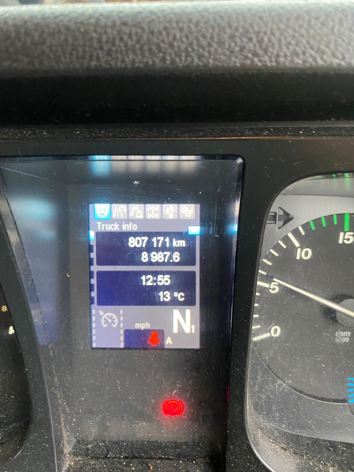 Mercedes 1827 - Camion à rideaux coulissants: photos 5 Mercedes 1827 - Camion à rideaux coulissants: photos 5