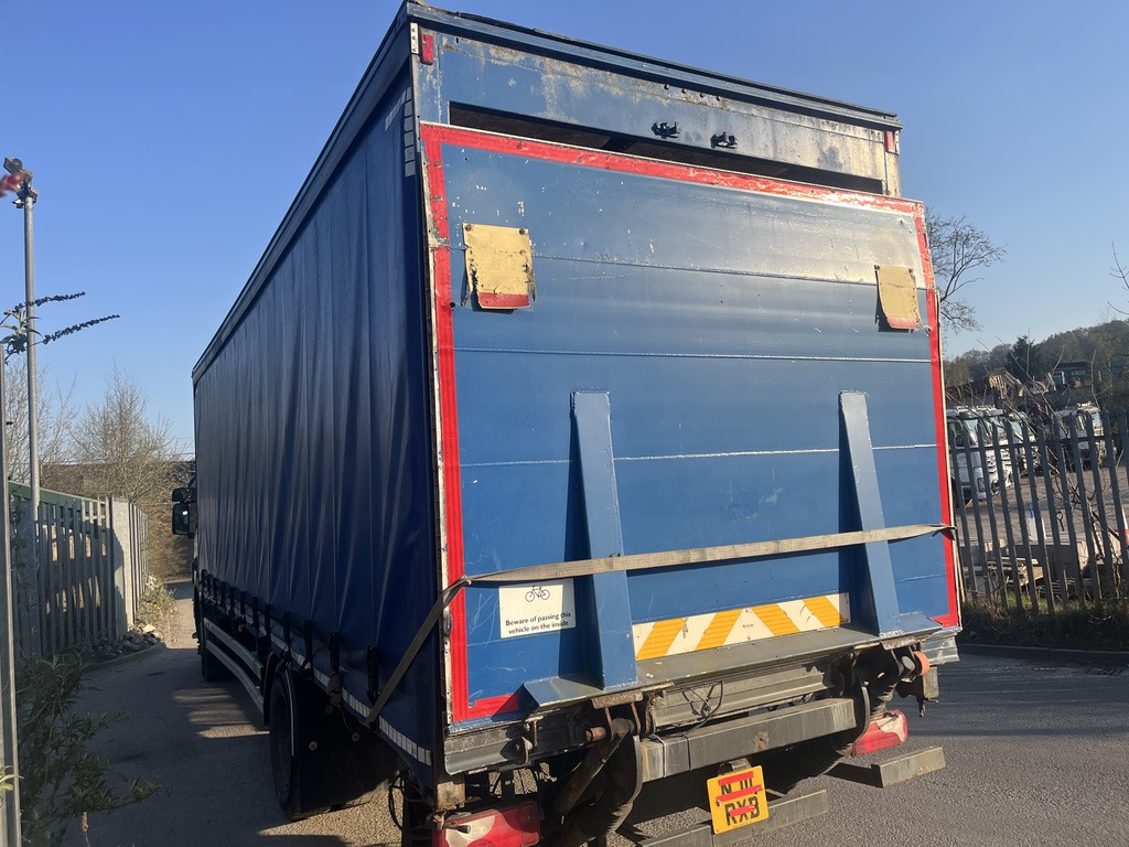 Scania P230 4x2 Curtain side - Camion à rideaux coulissants: photos 4 Scania P230 4x2 Curtain side - Camion à rideaux coulissants: photos 4