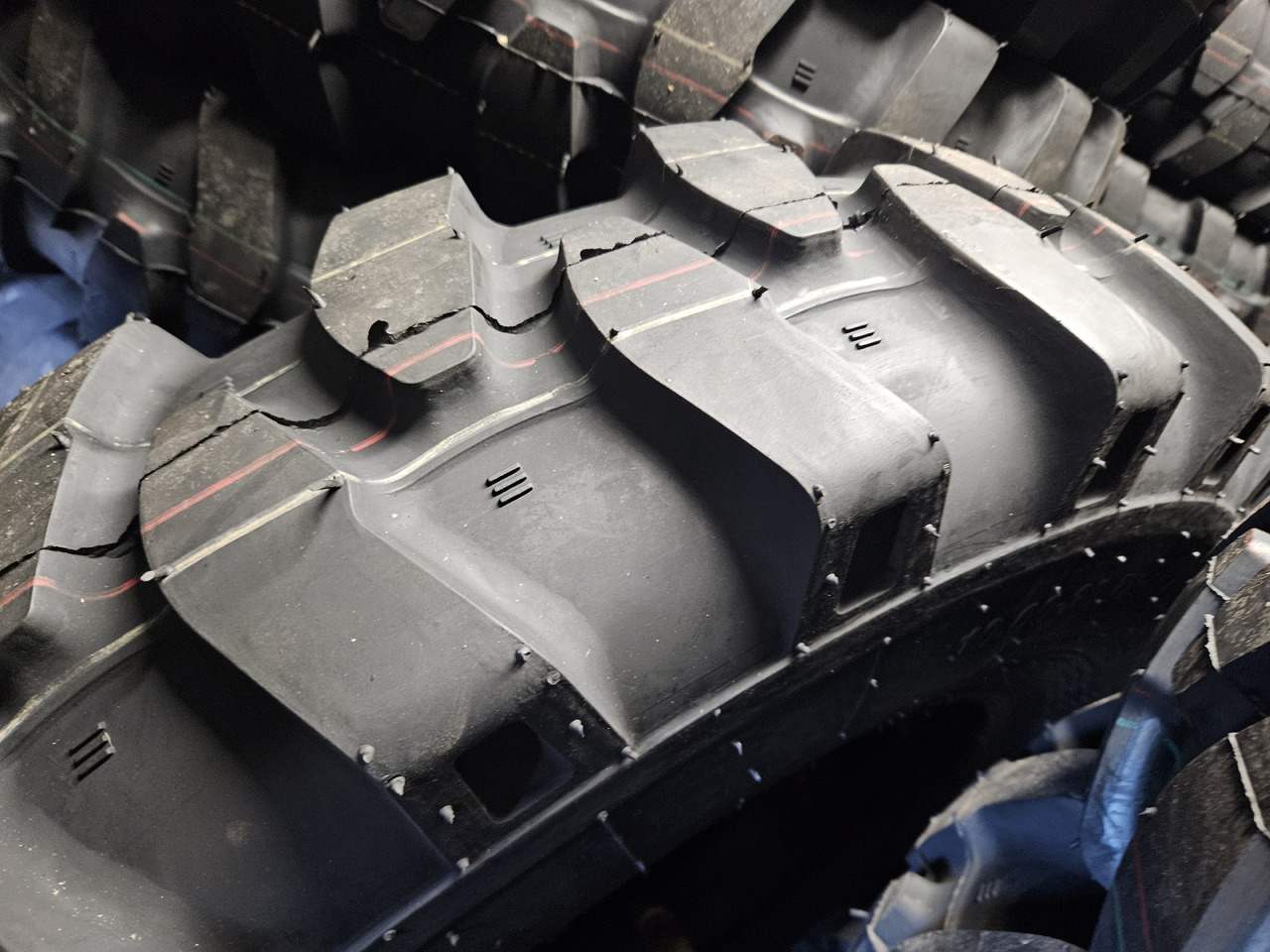 Armour TI300 10.00-20 - Pneu pour Pelle sur pneus: photos 5 Armour TI300 10.00-20 - Pneu pour Pelle sur pneus: photos 5