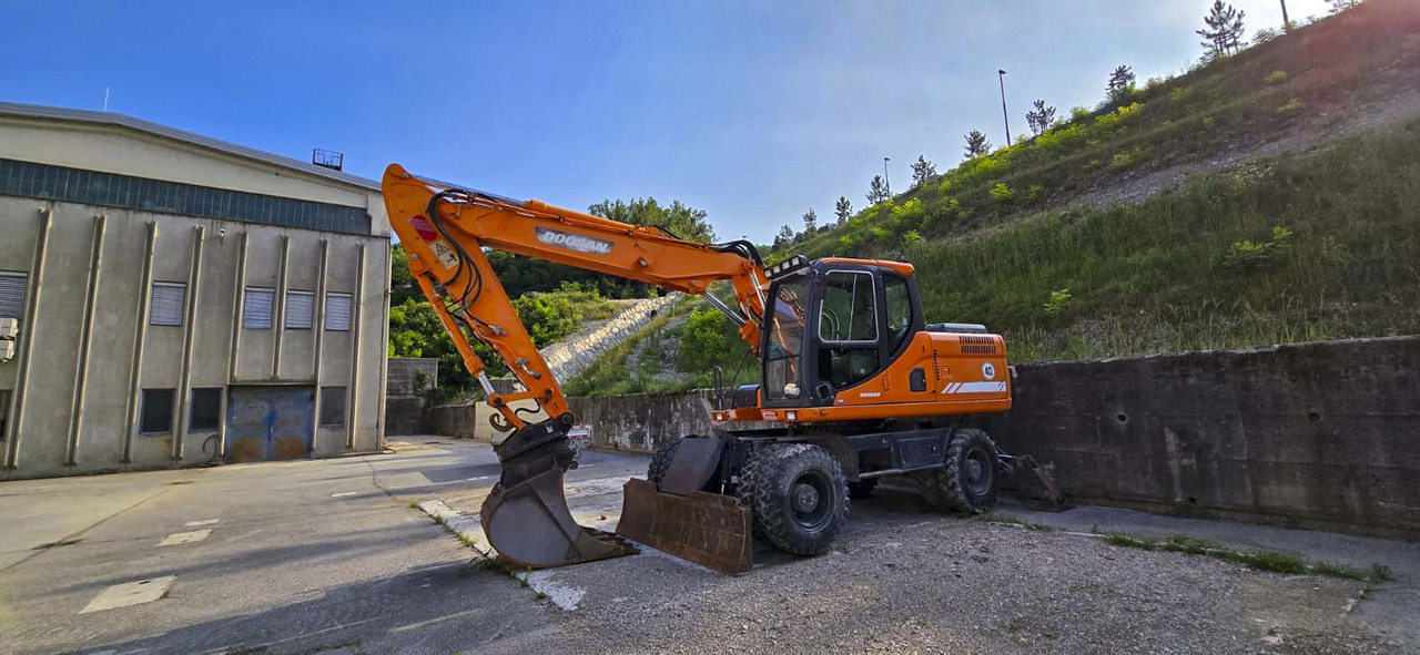 DOOSAN DX160W - Pelle sur pneus: photos 1 DOOSAN DX160W - Pelle sur pneus: photos 1