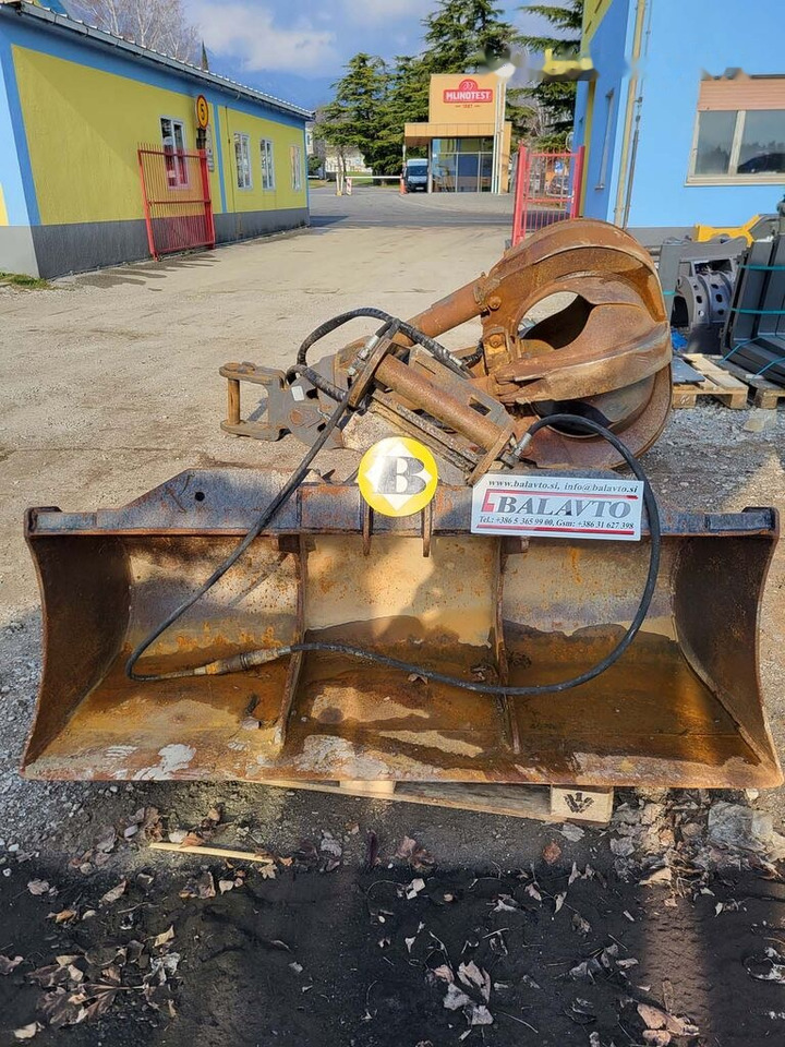 Tilting slope bucket 1800 mm - Godet pour pelle: photos 1 Tilting slope bucket 1800 mm - Godet pour pelle: photos 1