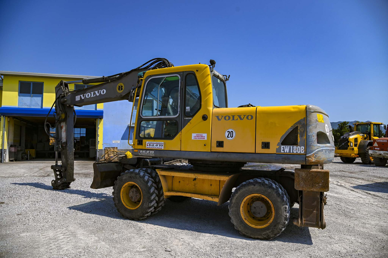 VOLVO EW180B - Pelle sur pneus: photos 3 VOLVO EW180B - Pelle sur pneus: photos 3