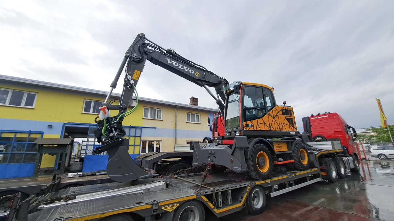 VOLVO EWR150E - Pelle sur pneus: photos 1 VOLVO EWR150E - Pelle sur pneus: photos 1