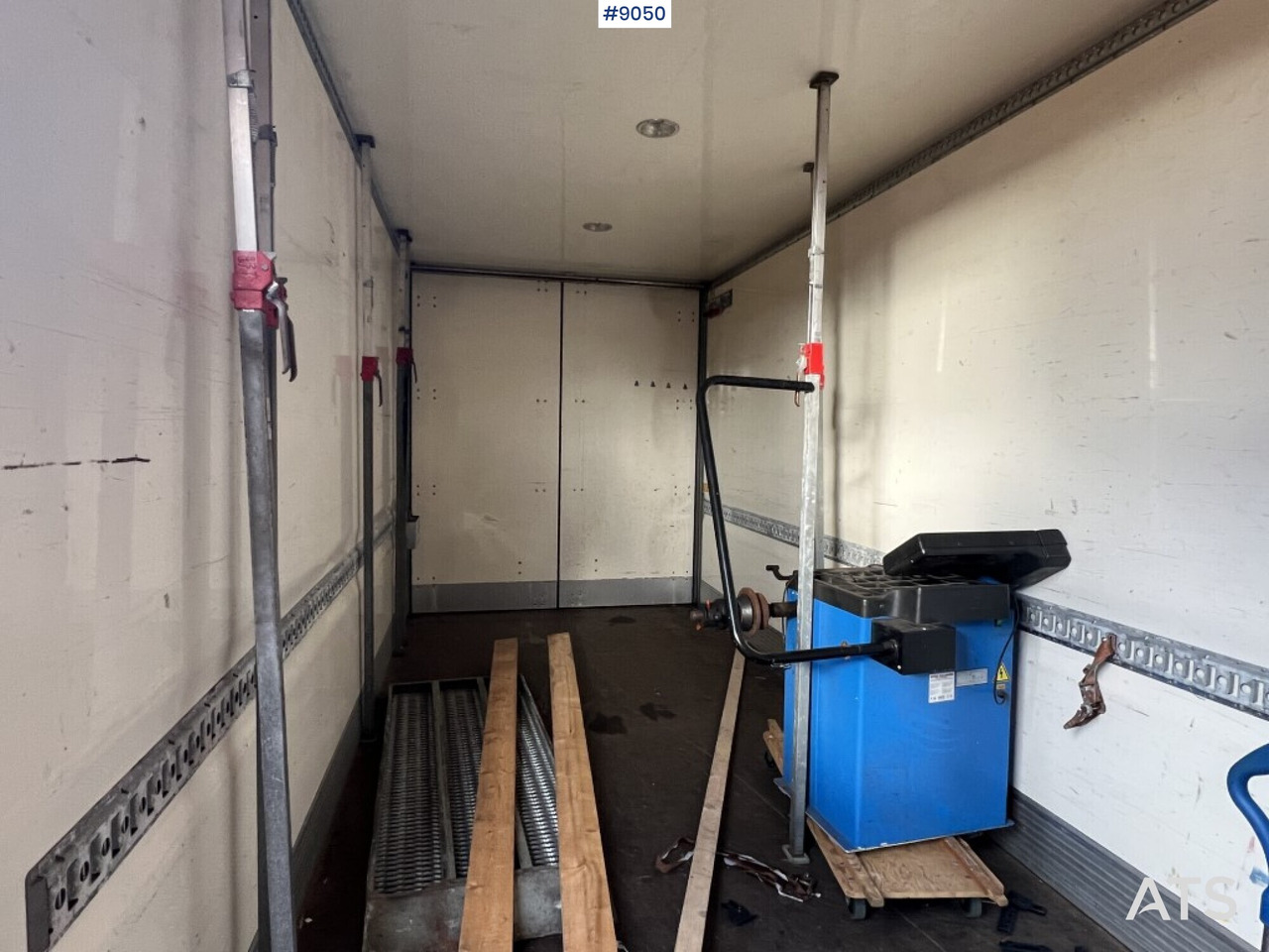 Box truck Volvo FM9 4X2 - Camion fourgon: photos 5 Box truck Volvo FM9 4X2 - Camion fourgon: photos 5