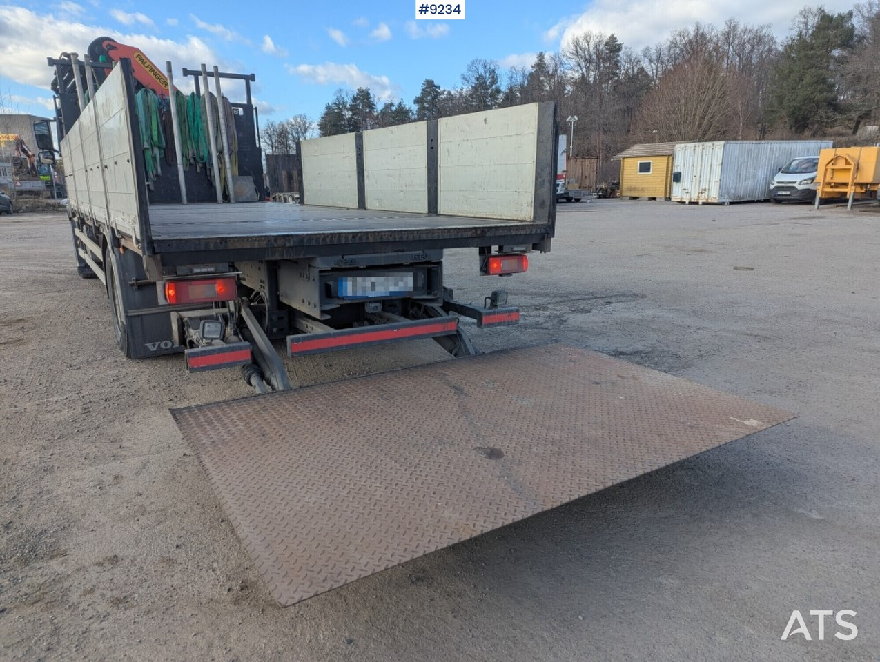 Crane Truck Volvo FM 330 4X2 with tail lift - Camion plateau, Camion grue: photos 3 Crane Truck Volvo FM 330 4X2 with tail lift - Camion plateau, Camion grue: photos 3