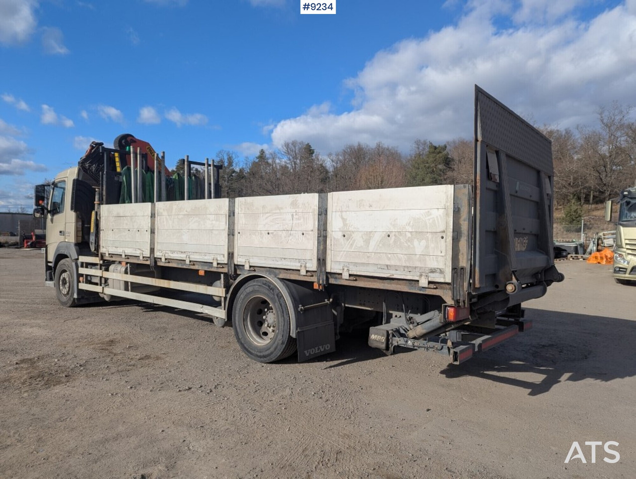 Crane Truck Volvo FM 330 4X2 with tail lift - Camion plateau, Camion grue: photos 4 Crane Truck Volvo FM 330 4X2 with tail lift - Camion plateau, Camion grue: photos 4