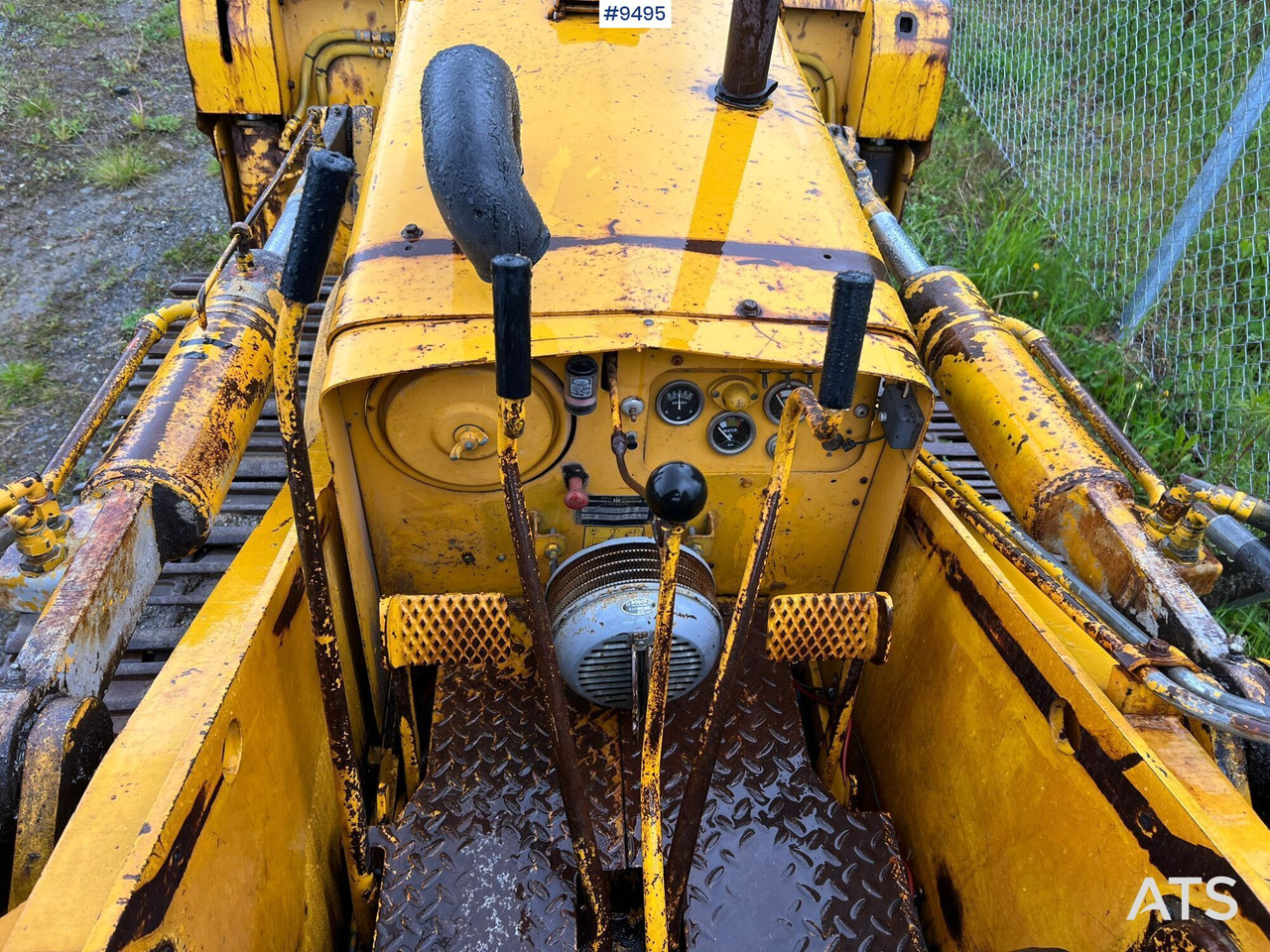 Crawler dozer INTERNATIONAL L125 - Bulldozer: photos 5 Crawler dozer INTERNATIONAL L125 - Bulldozer: photos 5