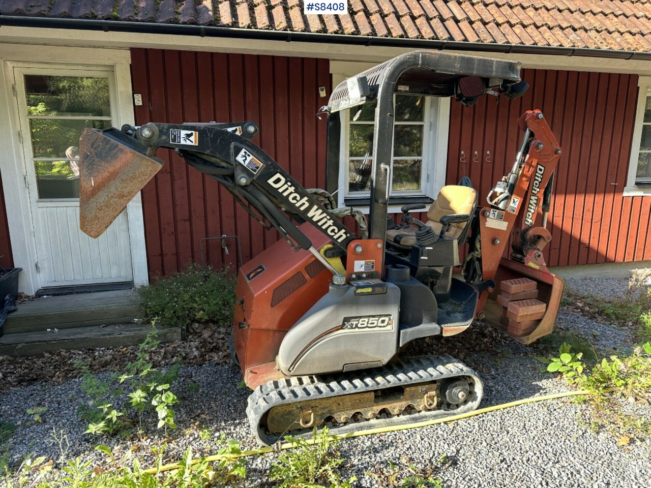 Ditch witch XT850 with Front loader and Backhoe attachment - Chargeuse compacte sur chenilles: photos 1 Ditch witch XT850 with Front loader and Backhoe attachment - Chargeuse compacte sur chenilles: photos 1