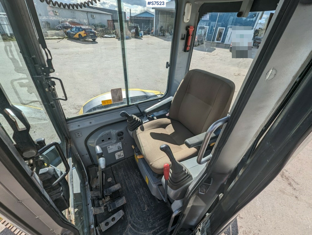 Excavator New Holland E502C with tilt bracket and bucket SEE VIDEO - Mini pelle: photos 5 Excavator New Holland E502C with tilt bracket and bucket SEE VIDEO - Mini pelle: photos 5