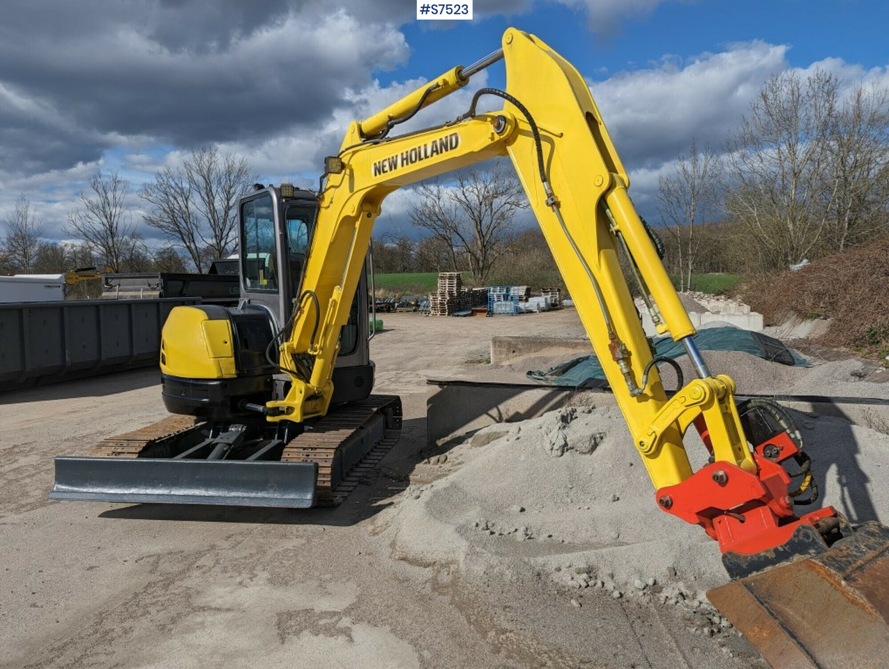 Excavator New Holland E502C with tilt bracket and bucket SEE VIDEO - Mini pelle: photos 3 Excavator New Holland E502C with tilt bracket and bucket SEE VIDEO - Mini pelle: photos 3
