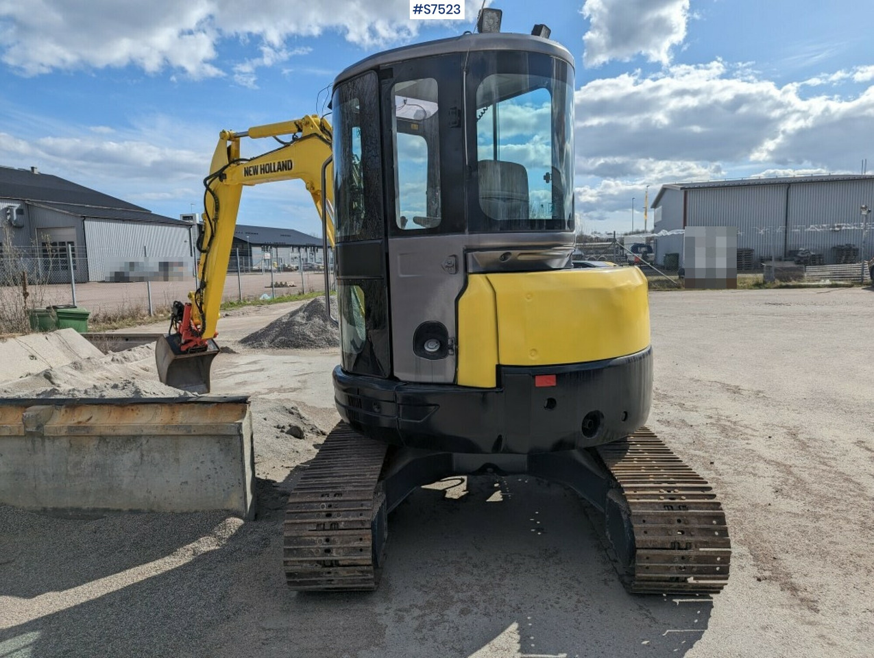Excavator New Holland E502C with tilt bracket and bucket SEE VIDEO - Mini pelle: photos 4 Excavator New Holland E502C with tilt bracket and bucket SEE VIDEO - Mini pelle: photos 4