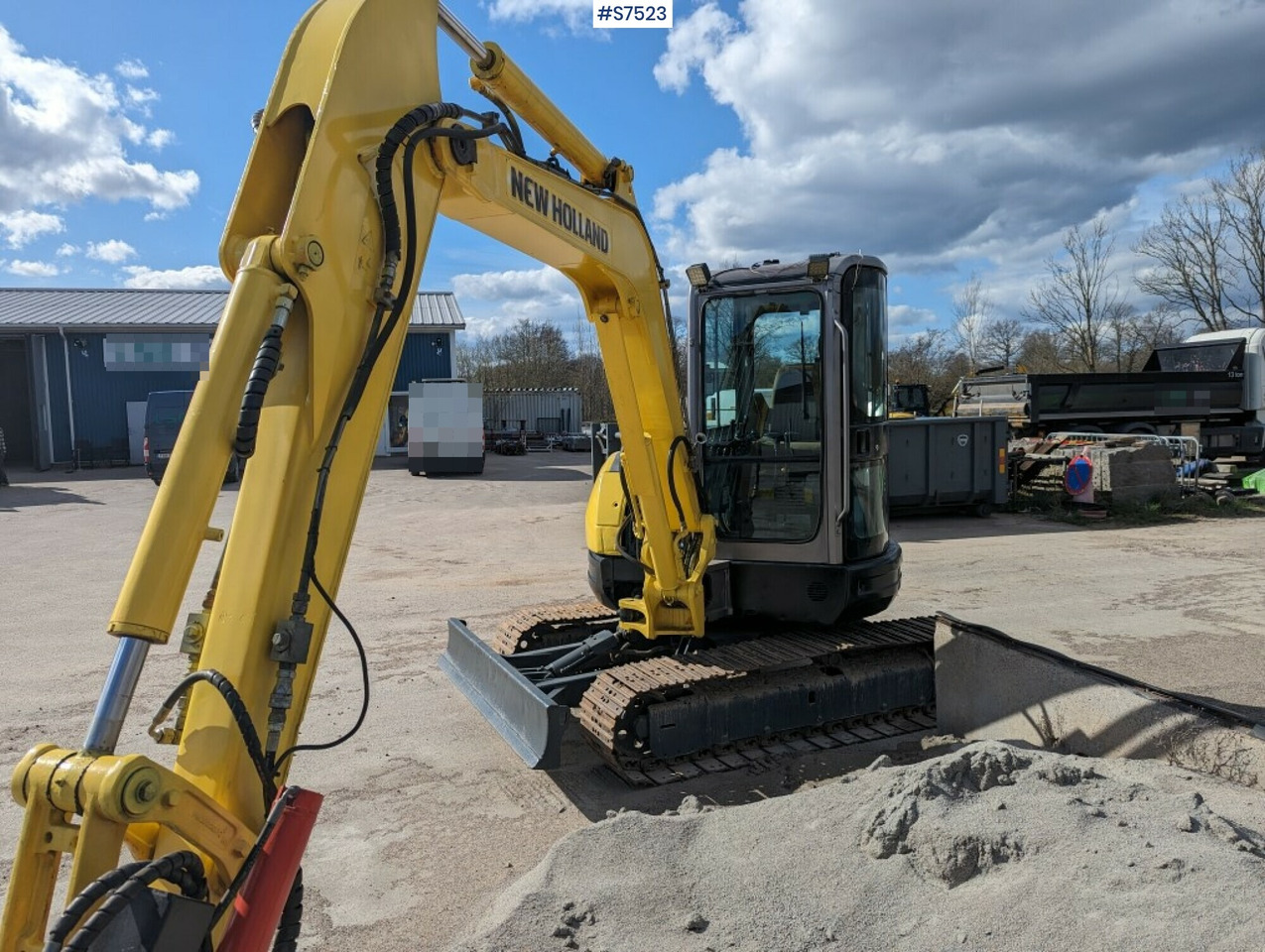 Excavator New Holland E502C with tilt bracket and bucket SEE VIDEO - Mini pelle: photos 2 Excavator New Holland E502C with tilt bracket and bucket SEE VIDEO - Mini pelle: photos 2
