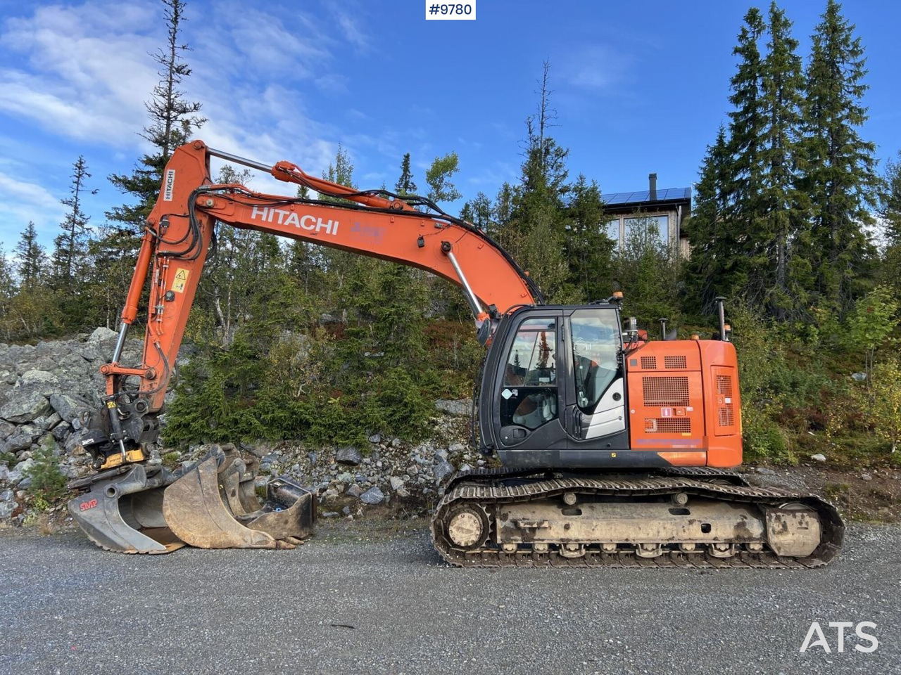 Hitachi ZX 225 US LC-L with excavation system and attachments - Pelle sur chenille: photos 2 Hitachi ZX 225 US LC-L with excavation system and attachments - Pelle sur chenille: photos 2