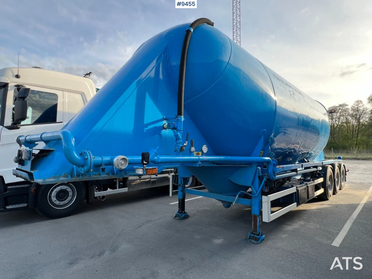 INTERCONSULT Bulk trailer - Citerne pulvérulente: photos 1 INTERCONSULT Bulk trailer - Citerne pulvérulente: photos 1
