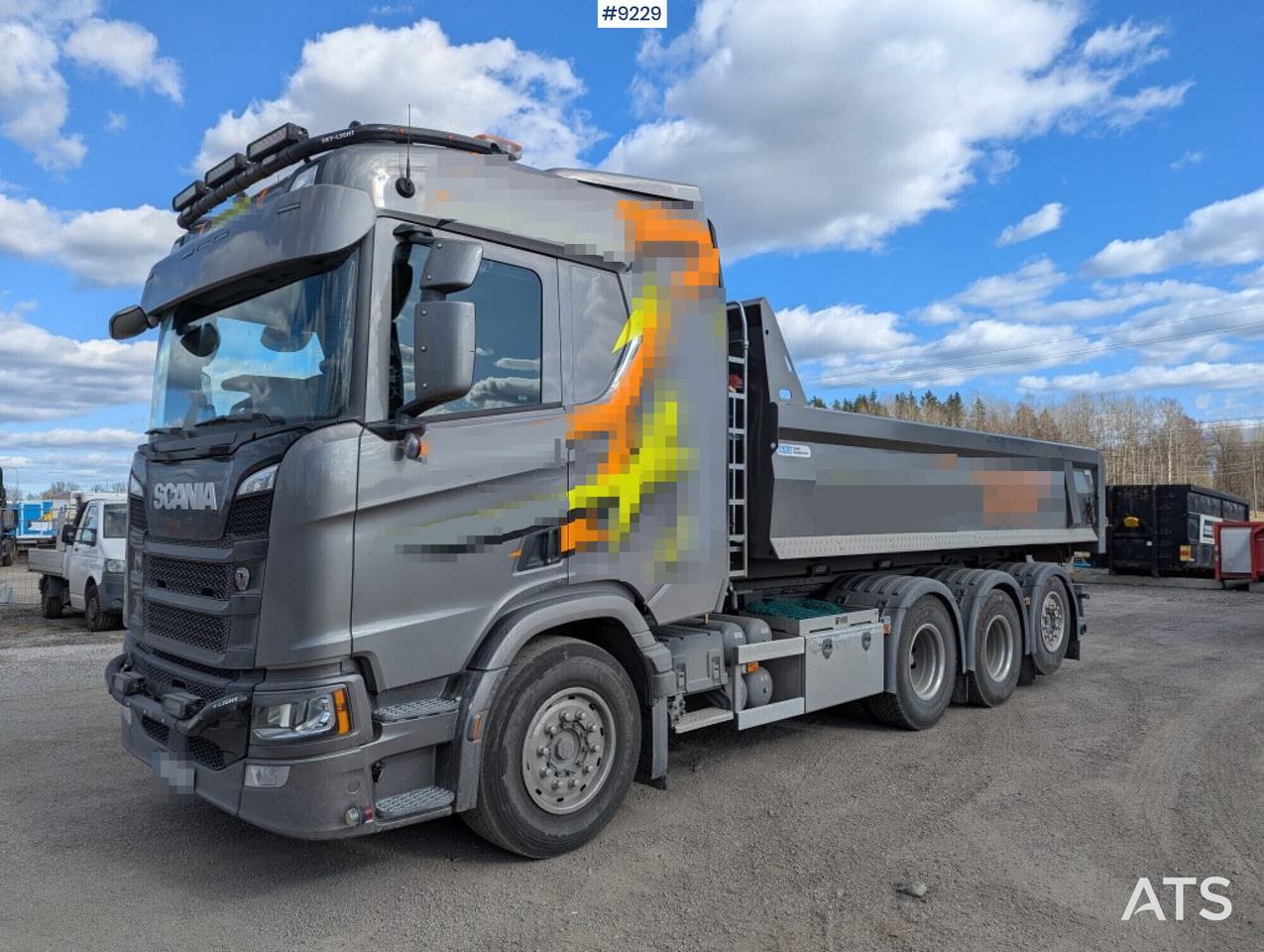 Lastväxlare Scania R560B8X4*4NB med grusflak - Camion ampliroll: photos 1 Lastväxlare Scania R560B8X4*4NB med grusflak - Camion ampliroll: photos 1