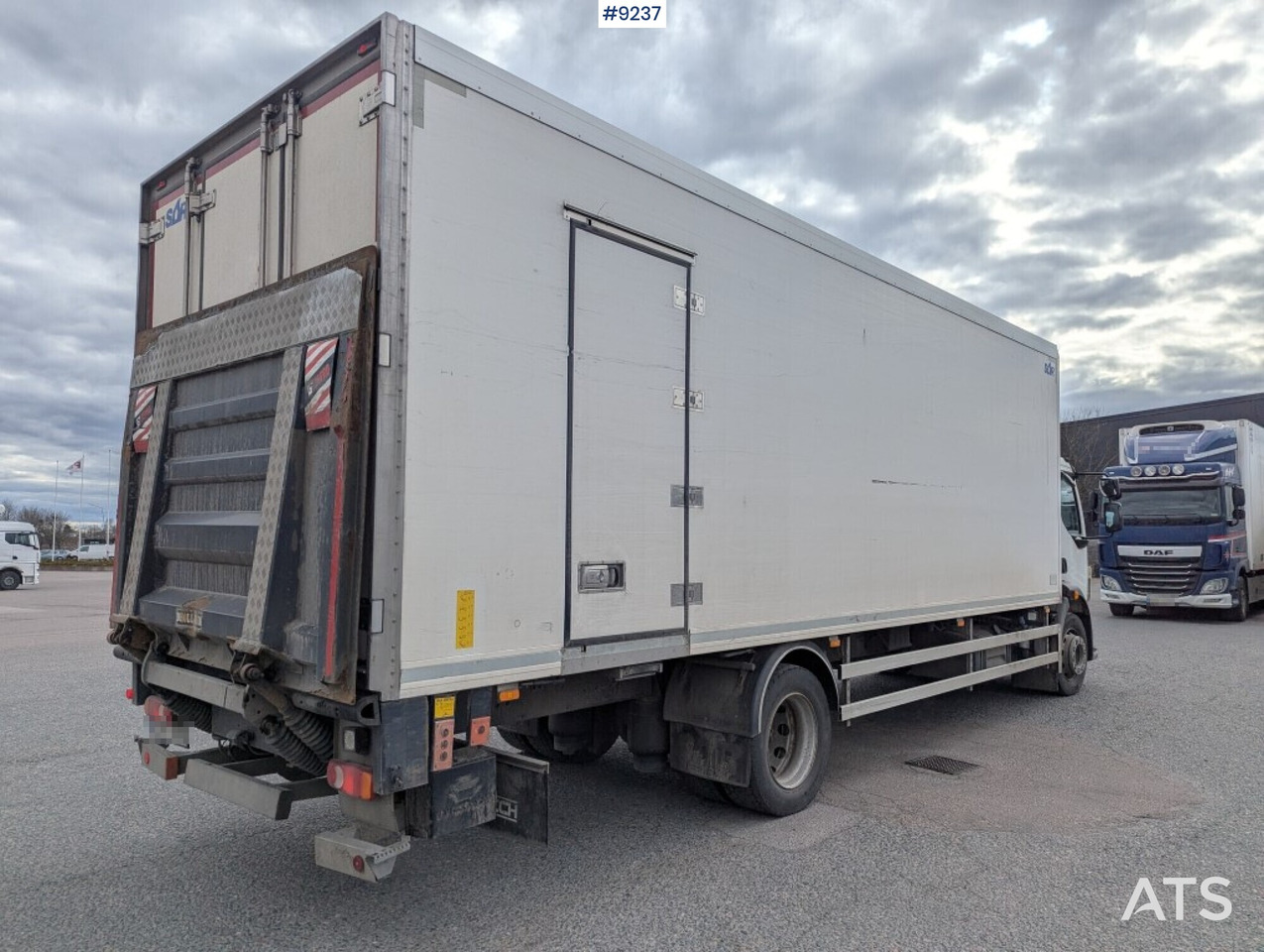 Refrigerated Box truck Volvo FL 260 4X2 with tail lift (SEE VIDEO) - Camion frigorifique: photos 4 Refrigerated Box truck Volvo FL 260 4X2 with tail lift (SEE VIDEO) - Camion frigorifique: photos 4