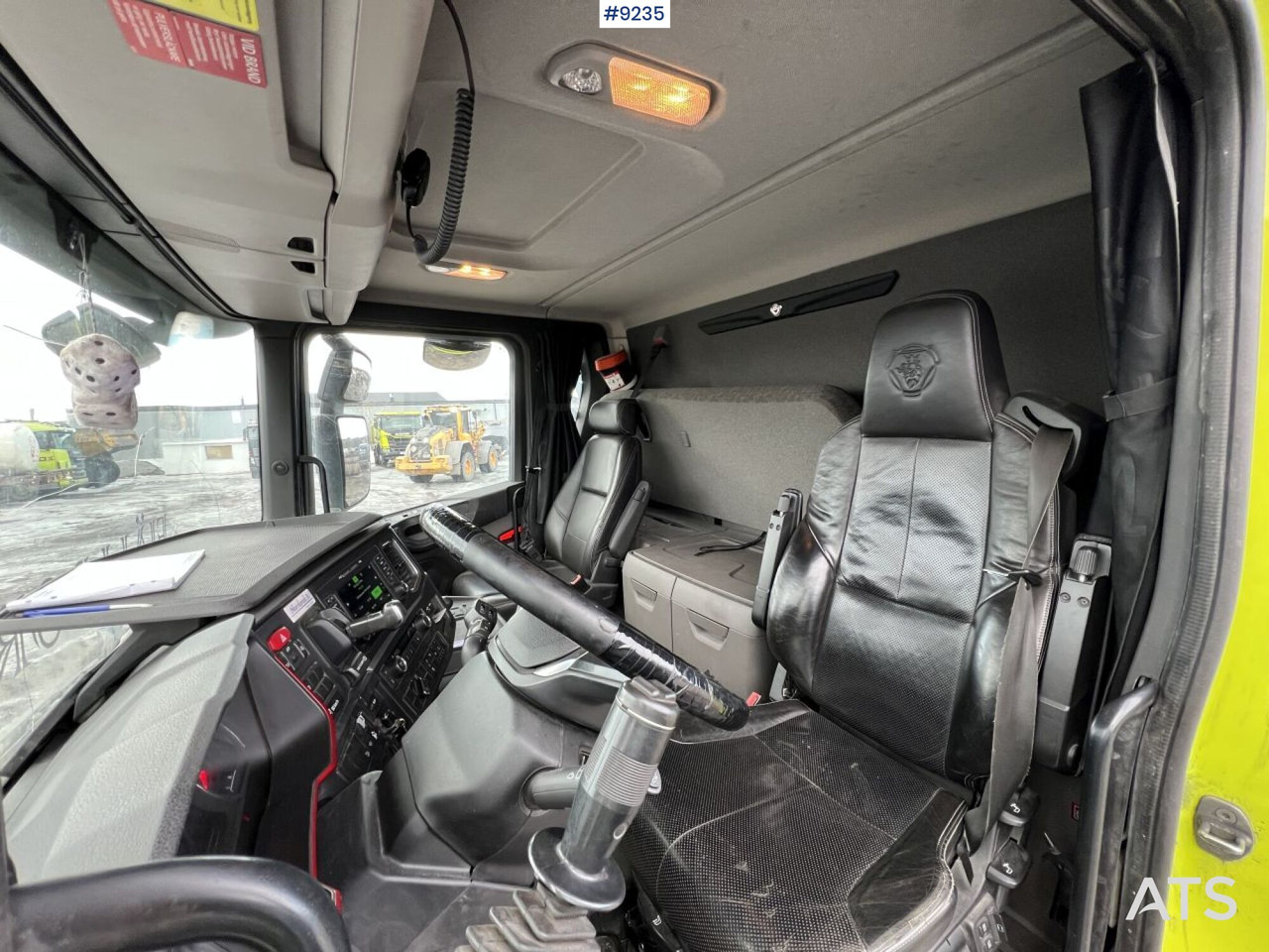 Photo d'intérieur 1:  Scania R650 8X4 Tipper/Mining truck (VIDEO) en crédit-bail Scania R650 8X4 Tipper/Mining truck (VIDEO) Photo d'intérieur 1:  Scania R650 8X4 Tipper/Mining truck (VIDEO) en crédit-bail Scania R650 8X4 Tipper/Mining truck (VIDEO)