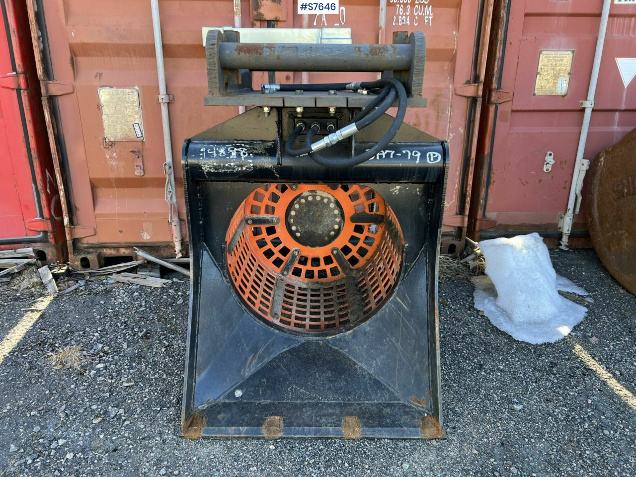 Screen bucket with S70 bracket - Godet de tri: photos 2 Screen bucket with S70 bracket - Godet de tri: photos 2