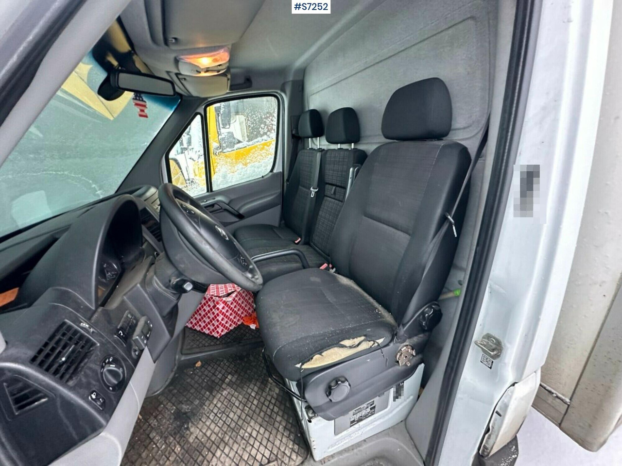 Sprinter box truck Mercedes Benz with Tailgate lift - Fourgon grand volume: photos 5 Sprinter box truck Mercedes Benz with Tailgate lift - Fourgon grand volume: photos 5