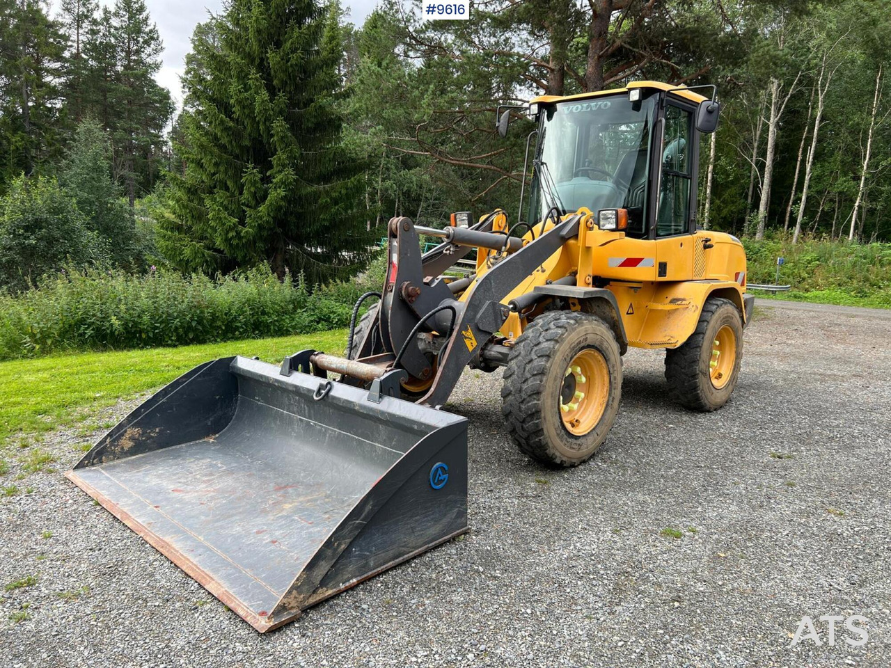 Volvo L30 G Wheel Loader with Attachments (VIDEO) - Chargeuse sur pneus: photos 1 Volvo L30 G Wheel Loader with Attachments (VIDEO) - Chargeuse sur pneus: photos 1