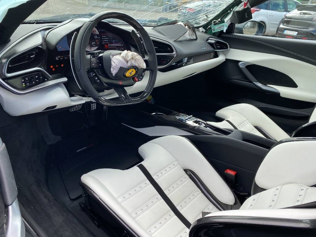 Coupé Ferrari 296 GTB 3.0Turbo Hybride / 1er Main endommagé: photos 9