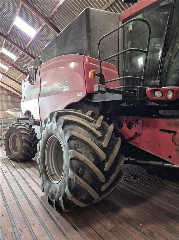 Case IH Axial-Flow 8010 MacDon skærebord - Moissonneuse-batteuse: photos 1 Case IH Axial-Flow 8010 MacDon skærebord - Moissonneuse-batteuse: photos 1