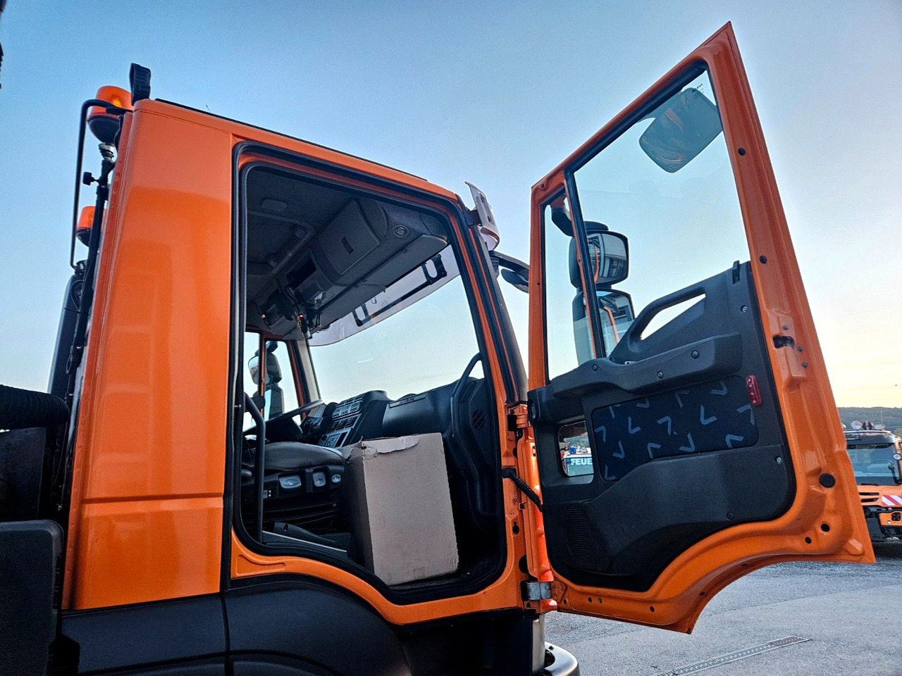 Camion benne, Camion grue Iveco Trakker 410 6x4-4 EEV Palfinger PK12502 Funk: photos 26