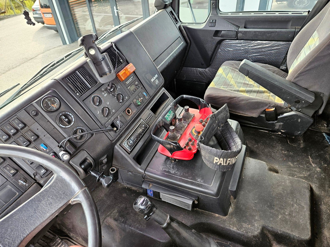 Camion grue MAN FE310 A 4x4 Palfinger PK16502 Funk Kran: photos 15