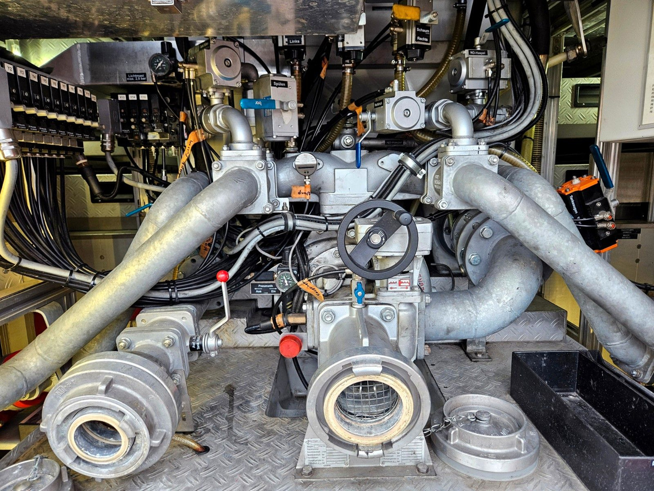 Camion de pompier Mercedes-Benz 1829 Feuerwehr Ziegler RLF 2000/300 TLF Winde: photos 21 Camion de pompier Mercedes-Benz 1829 Feuerwehr Ziegler RLF 2000/300 TLF Winde: photos 21