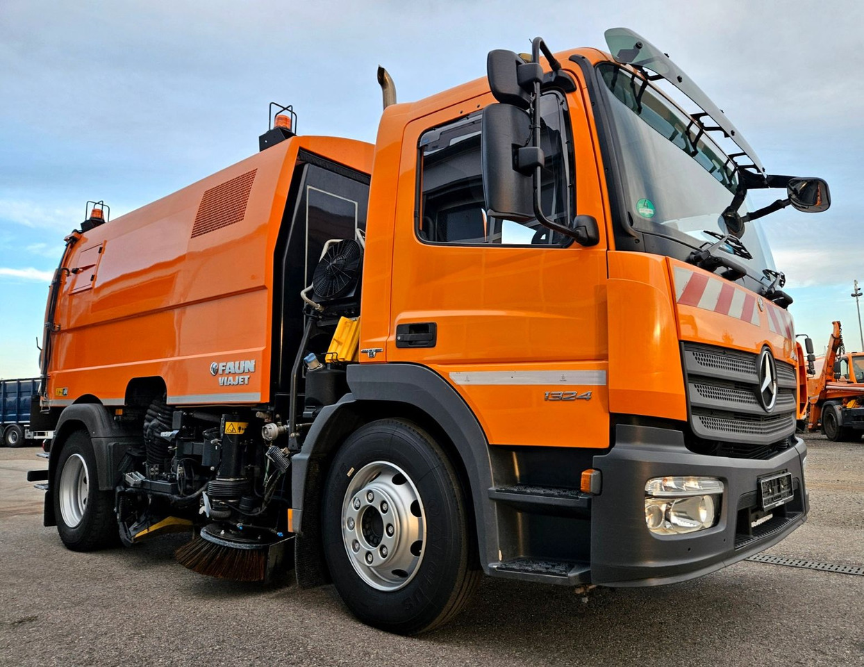 Mercedes-Benz Atego 1324 Euro6 FAUN Viajet 6 Aufbaumotor - Balayeuse de voirie: photos 1 Mercedes-Benz Atego 1324 Euro6 FAUN Viajet 6 Aufbaumotor - Balayeuse de voirie: photos 1