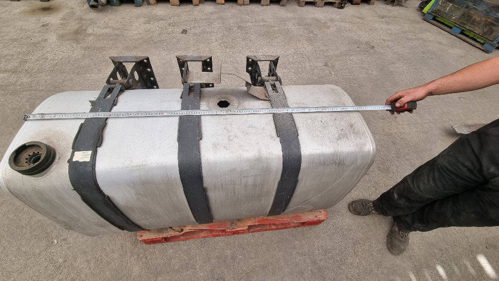 Serbatoio Volvo 570 lt - Réservoir de carburant pour Camion: photos 2 Serbatoio Volvo 570 lt - Réservoir de carburant pour Camion: photos 2