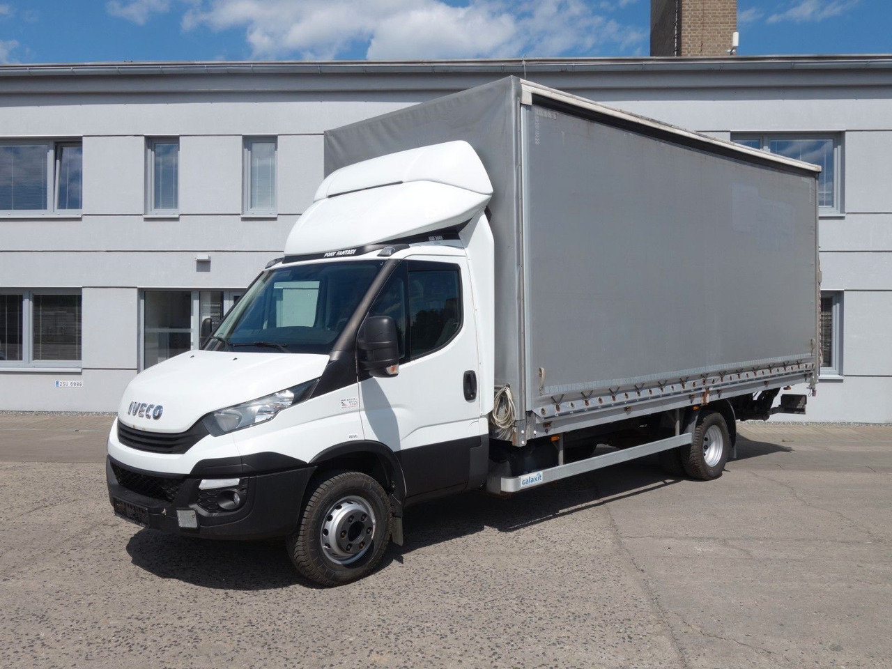 Iveco Daily 70C18 mit LBW - Utilitaire rideaux coulissants (PLSC): photos 1 Iveco Daily 70C18 mit LBW - Utilitaire rideaux coulissants (PLSC): photos 1