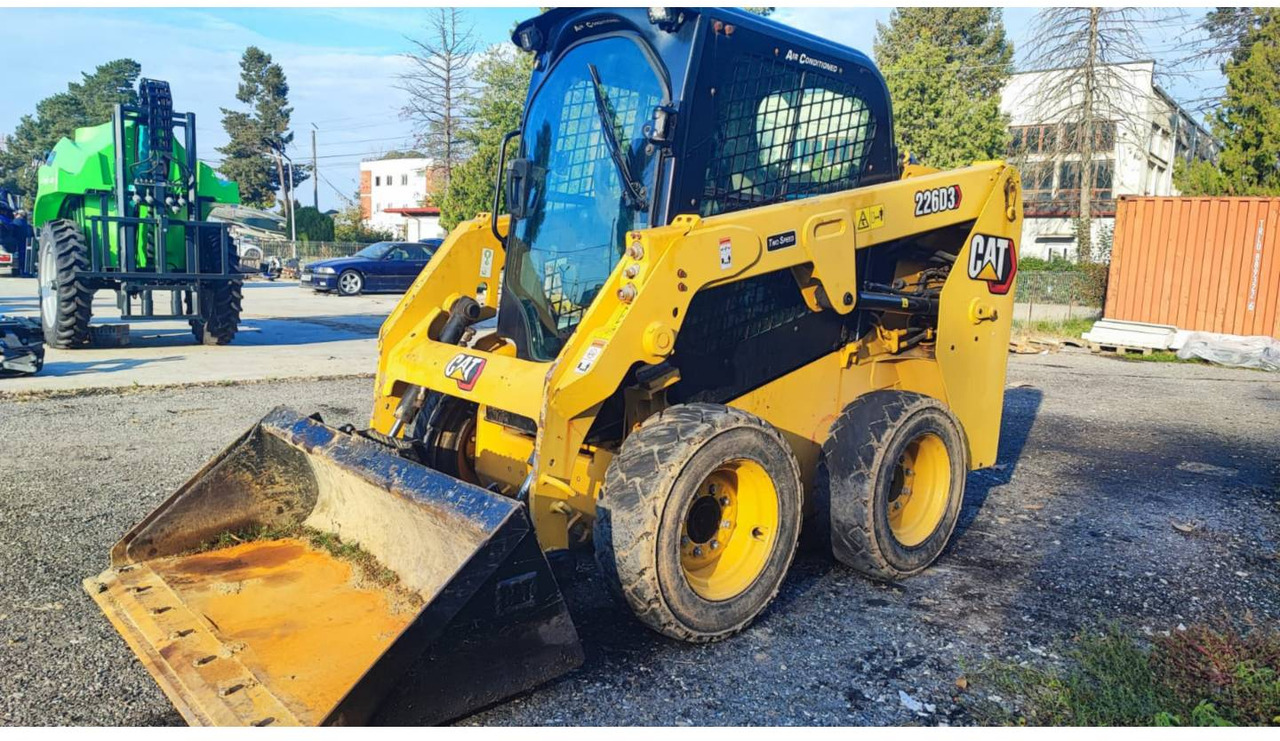 CAT 226D3 - Mini chargeuse: photos 1 CAT 226D3 - Mini chargeuse: photos 1