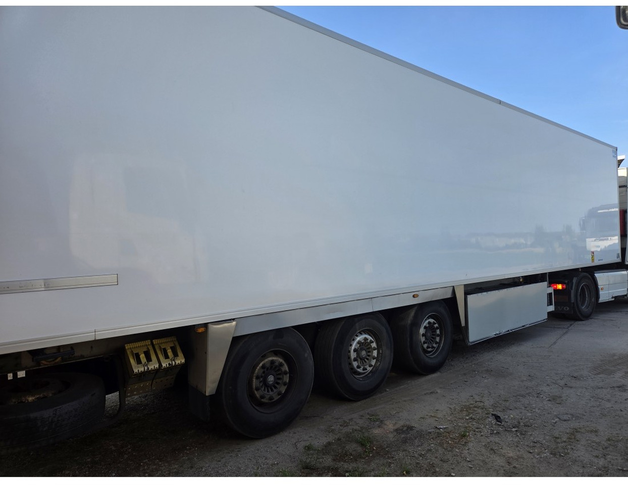 FRUHEAUF FST4 REFRIGERATED SEMITRAILER 3 AXLE MEAT RAILS THERMOKING SLX E 300 30 - Semi-remorque frigorifique: photos 2 FRUHEAUF FST4 REFRIGERATED SEMITRAILER 3 AXLE MEAT RAILS THERMOKING SLX E 300 30 - Semi-remorque frigorifique: photos 2