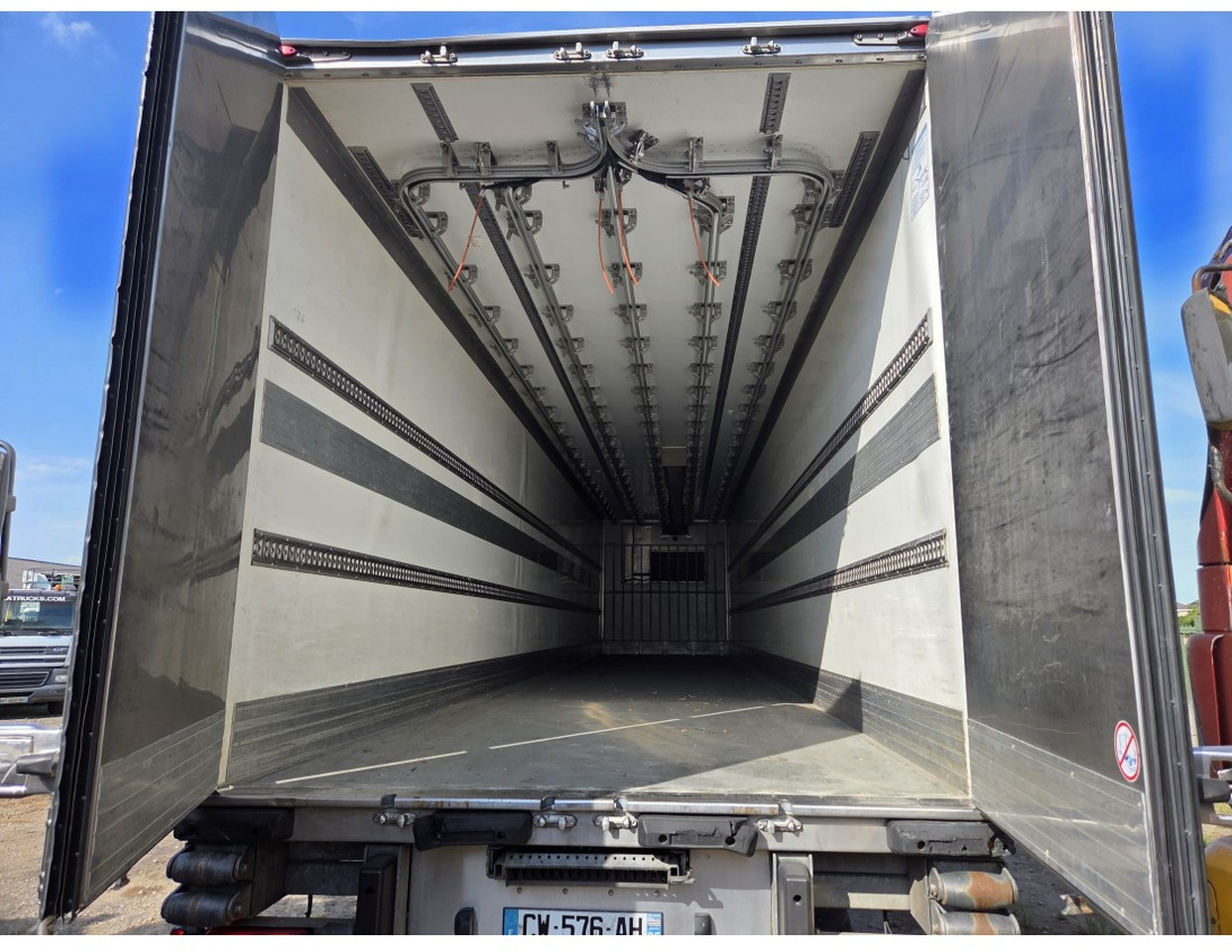 FRUHEAUF FST4 REFRIGERATED SEMITRAILER 3 AXLE MEAT RAILS THERMOKING SLX E 300 30 - Semi-remorque frigorifique: photos 4 FRUHEAUF FST4 REFRIGERATED SEMITRAILER 3 AXLE MEAT RAILS THERMOKING SLX E 300 30 - Semi-remorque frigorifique: photos 4