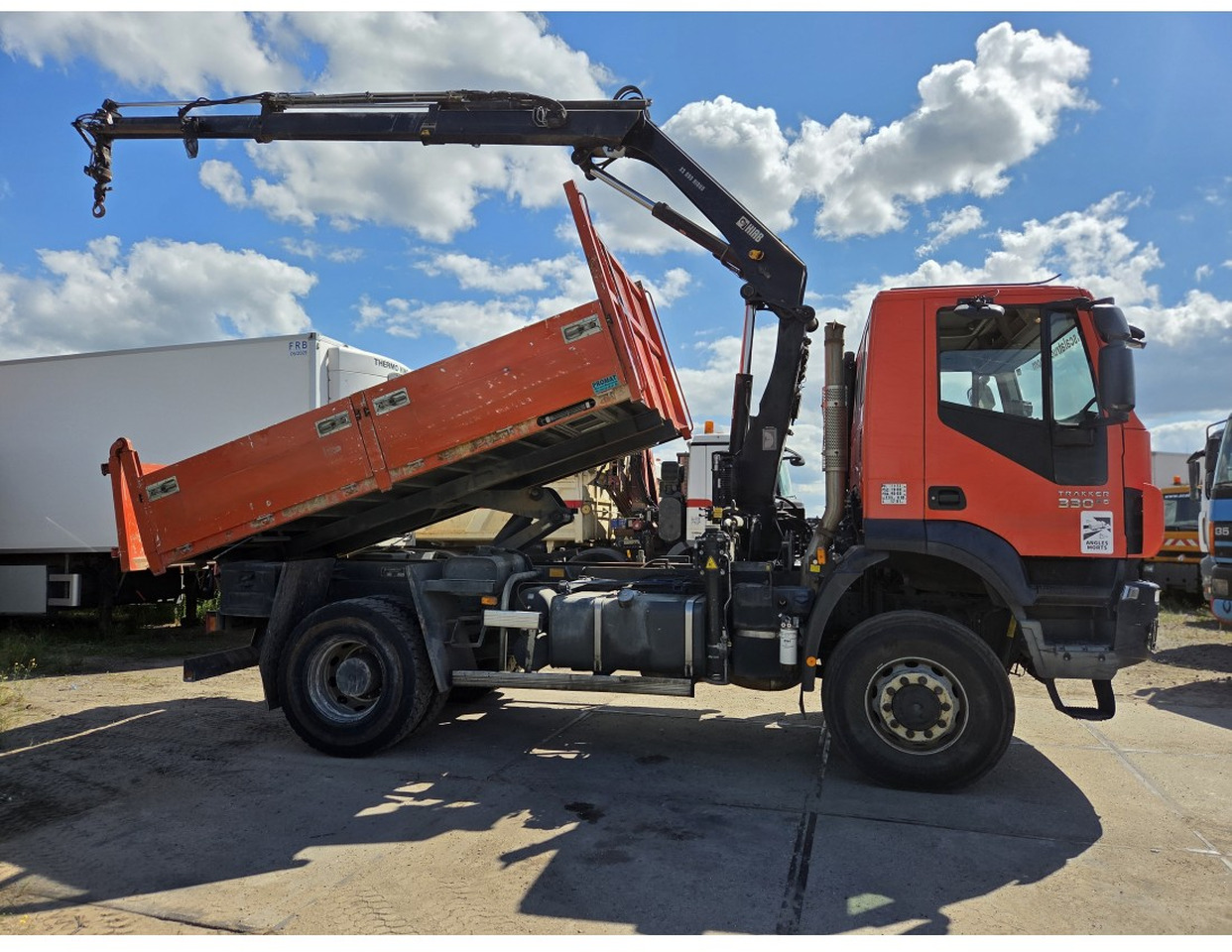 IVECO TRAKKER 330 AD190T33 4X4 TIPPER CRANE HIAB 099 ES-2 - Camion benne, Camion grue: photos 3 IVECO TRAKKER 330 AD190T33 4X4 TIPPER CRANE HIAB 099 ES-2 - Camion benne, Camion grue: photos 3