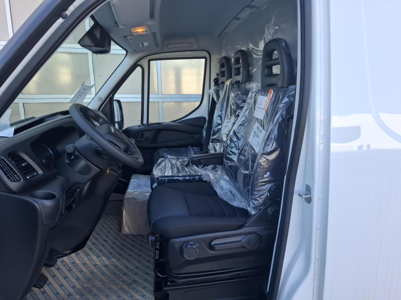 Transport de personnes IVECO Daily 35S14V: photos 6