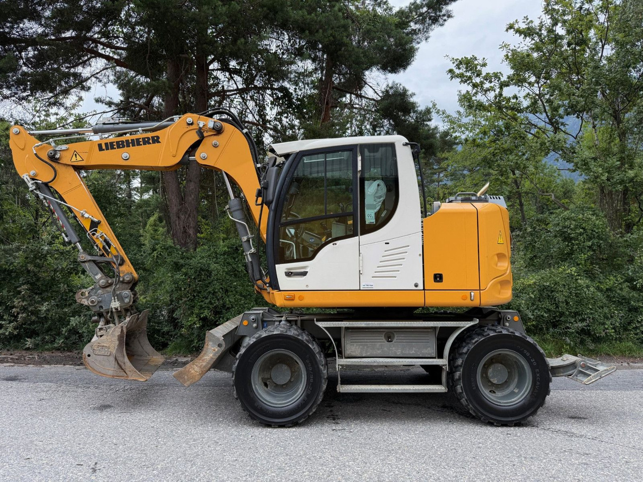 Liebherr A910 Compact Litronic,4 Schaufeln,Schnellwechsle - Pelle sur pneus: photos 1 Liebherr A910 Compact Litronic,4 Schaufeln,Schnellwechsle - Pelle sur pneus: photos 1