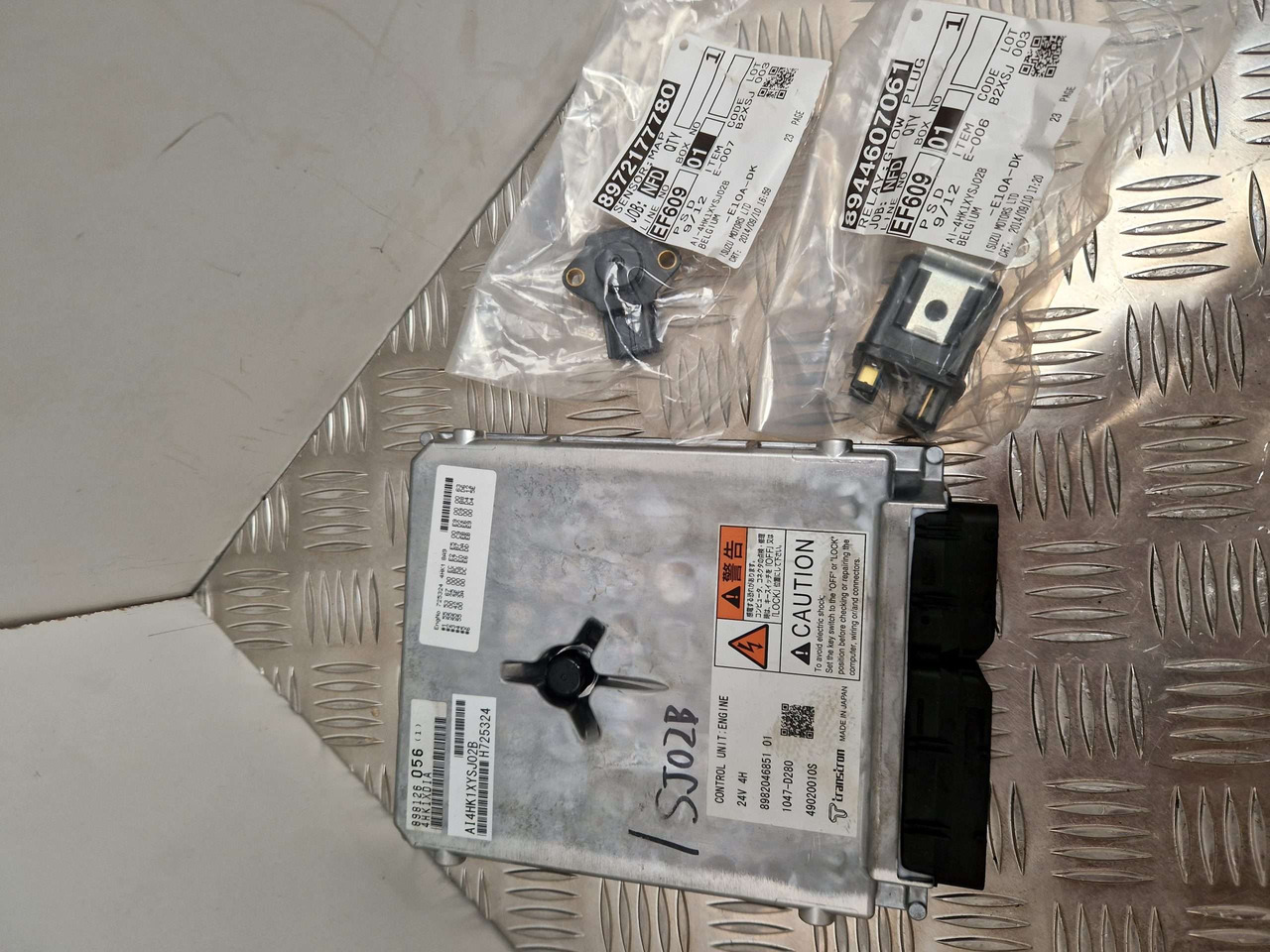 ISUZU ECU 4HK1 XYSJ02B 24V H725324 - Moteur et pièces pour Engins de chantier: photos 2 ISUZU ECU 4HK1 XYSJ02B 24V H725324 - Moteur et pièces pour Engins de chantier: photos 2