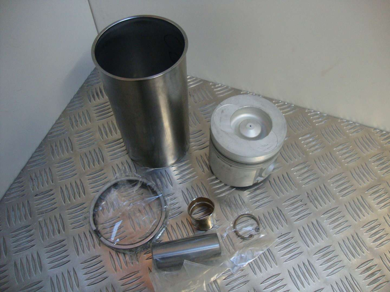 Isuzu 6BG1T Piston Liner kit 02/802338 Engine overhaul kit - Moteur et pièces pour Engins de chantier: photos 1 Isuzu 6BG1T Piston Liner kit 02/802338 Engine overhaul kit - Moteur et pièces pour Engins de chantier: photos 1