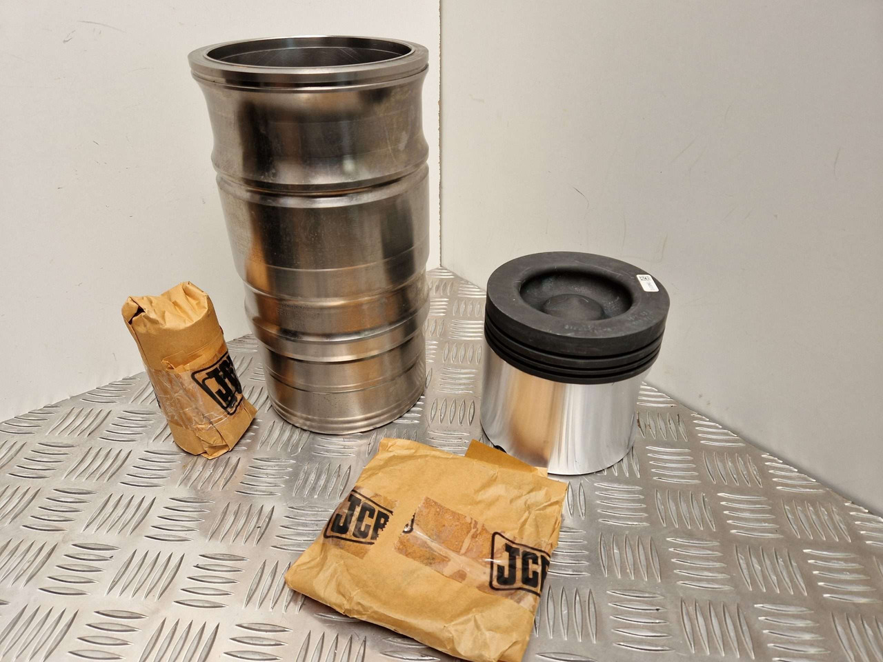 Scania 1549776 Piston Liner kit 127mm - Moteur et pièces pour Engins de chantier: photos 1 Scania 1549776 Piston Liner kit 127mm - Moteur et pièces pour Engins de chantier: photos 1