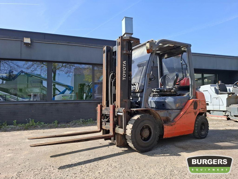 Toyota 02-8FGF20 - Chariot élévateur à gaz: photos 1 Toyota 02-8FGF20 - Chariot élévateur à gaz: photos 1
